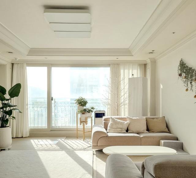 80出租房,小姐姐花时间改造下,客厅只刷白墙,也足够舒适温馨
