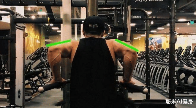 双杠|双杠臂屈伸,双腿向前和双腿向后,哪种做法的训练效果更好?