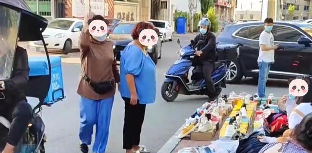 女子在街边摆摊卖袜子被大妈撵:我店就在旁边,影响我生意