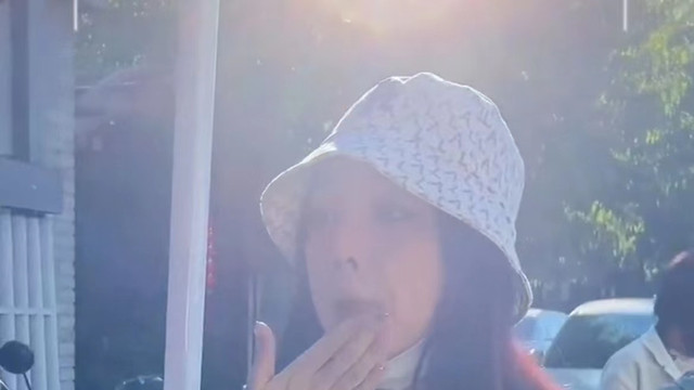 李小璐|李小璐与女儿现身胡同，骑共享单车出行低调，母女同框宛如姐妹