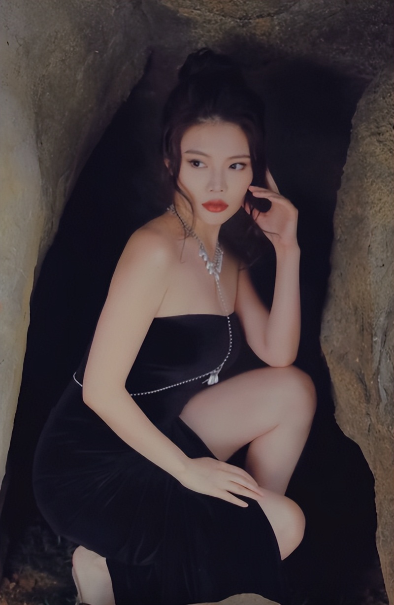 滨边美波|徐冬冬另辟蹊径!山洞拍照身材丰腴被夸