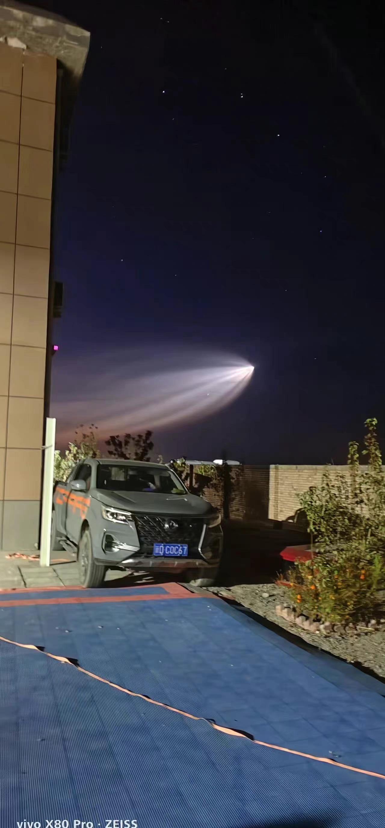 中国再次进行反导试验?新疆夜空出现巨型UFO:究竟是何飞行物?