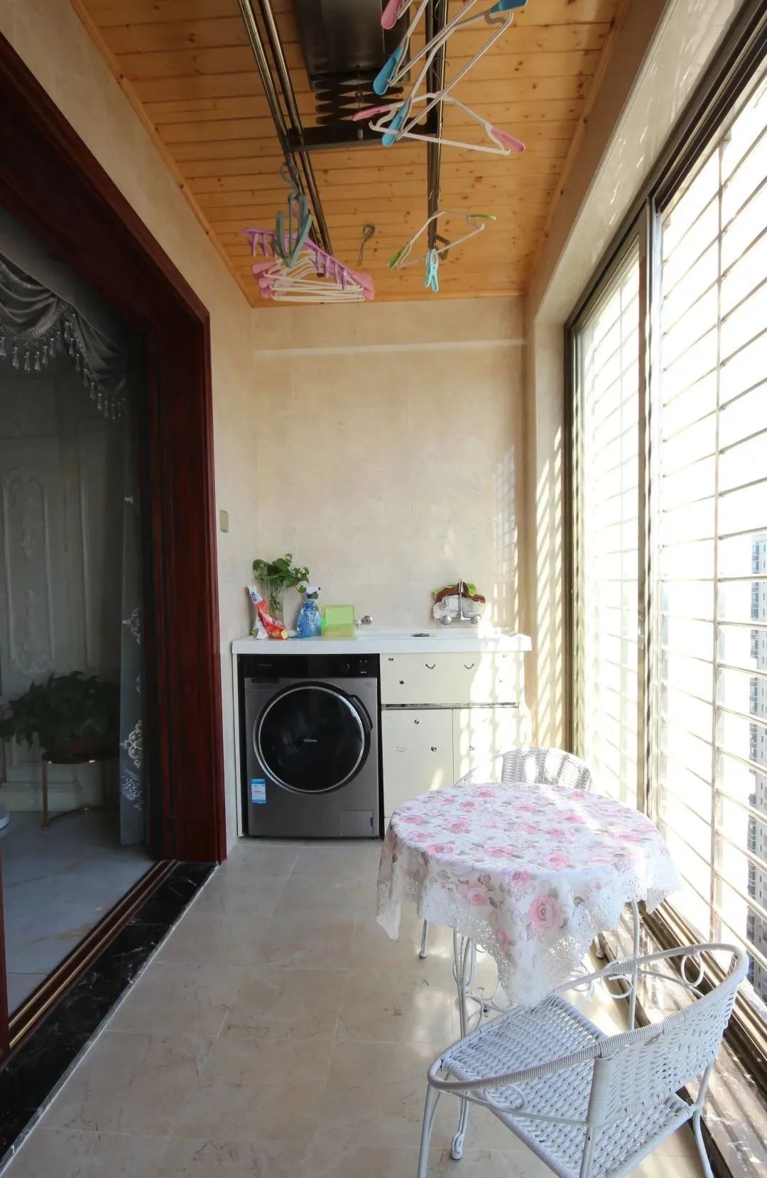 我家刚装修的新房,全屋漂亮极啦,尤其电视墙,邻居提水果来请教