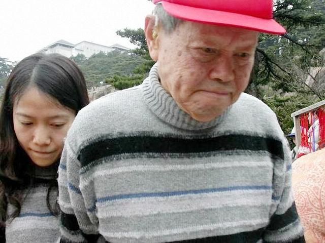 杨振宁|杨振宁夫妇甜蜜出行,穿“情侣毛衣”十指紧扣,差54岁的爱情真香