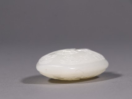 鼻烟壶|清代 和田玉籽料双龙捧寿鼻烟壶。