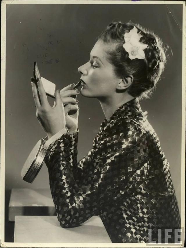 美容|伊丽莎白一世的红唇、神秘占星术、匈牙利女王的化妆台...我们常用的护肤品都这么神秘的吗?