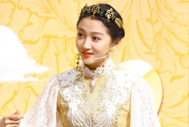 鹿晗|和黄晓明同框显胖，和王一博同框显瘦，鹿晗确实被她骗惨了