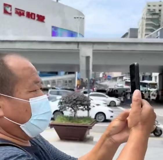 男子带父亲旅行,父亲激动得像个孩子全程拍视频:这是挣钱的意义