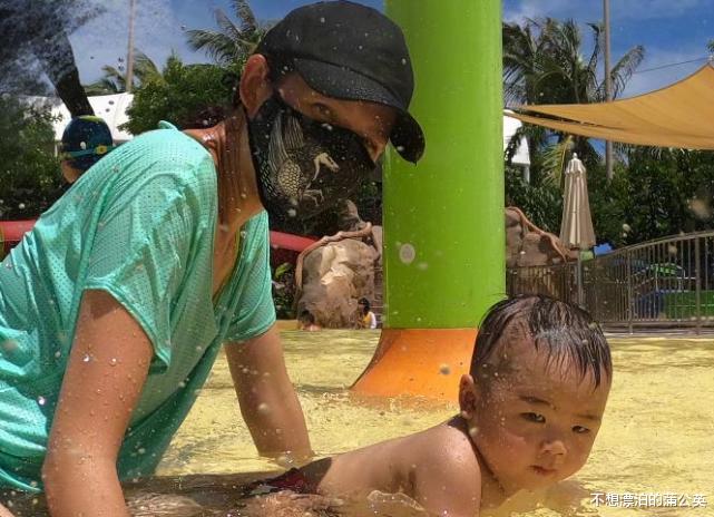 蔡少芬|蔡少芬一家度假，三胎儿子成“团宠”，骑妈妈脖子，女儿挖沙子显孤单