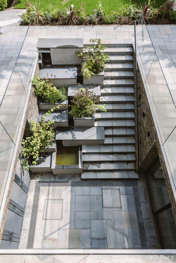 购房置业|第一次见到,还有人喜欢在走道边设水景,流水潺潺自然灵动,舒适静谧