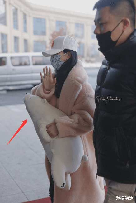 赵丽颖|赵丽颖现身机场，抱着玩偶好少女！新剧杀青晒照，涂红唇穿貂玩雪