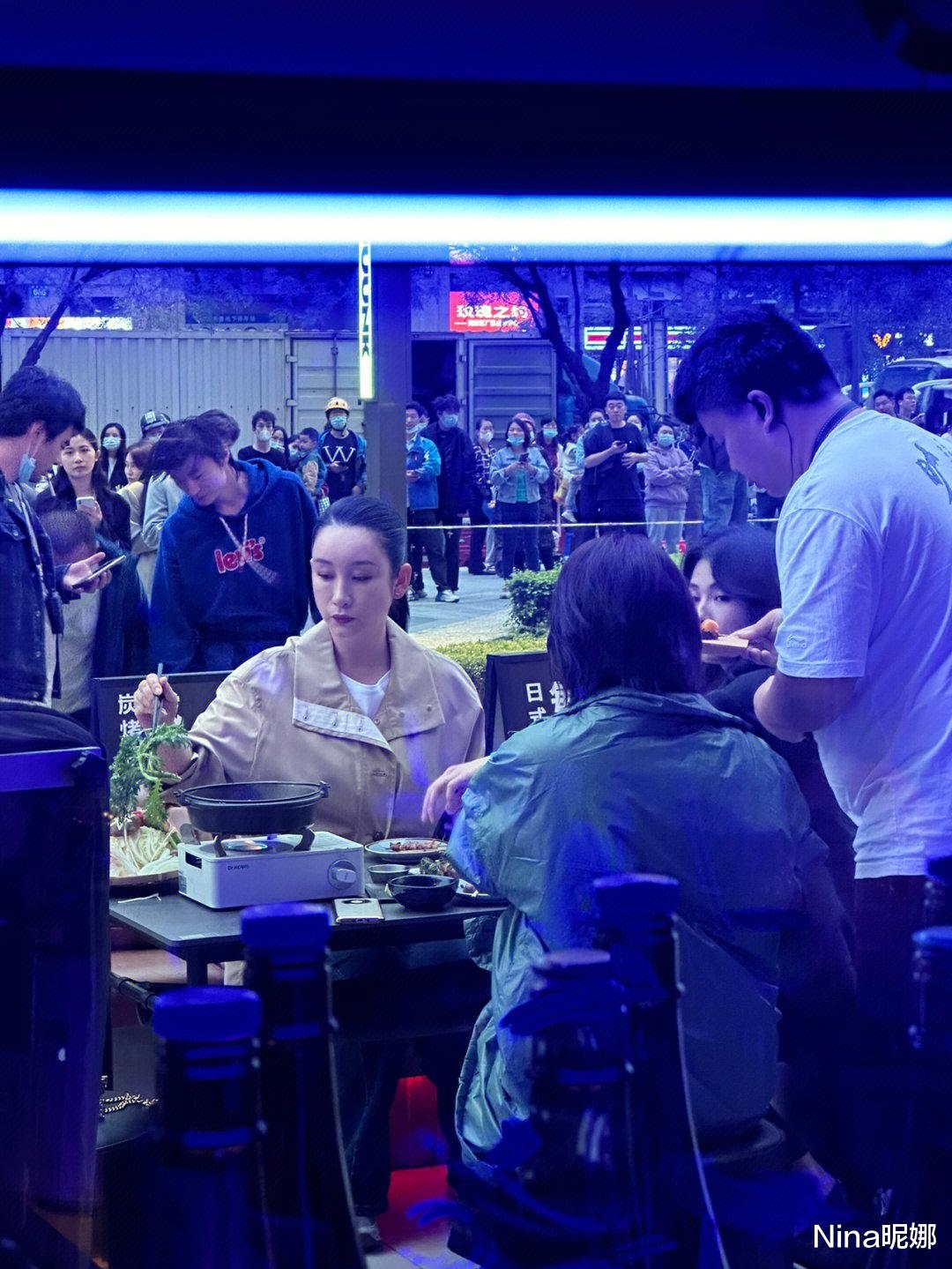 刘涛|秦海璐街头拍戏撸串,穿风衣吃相没有包袱,刘涛穿西装歪着头更像女一号