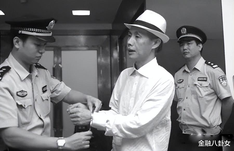 邓建国|娶19岁干女儿的影视大佬，亏到连影视剧版权都要卖了！