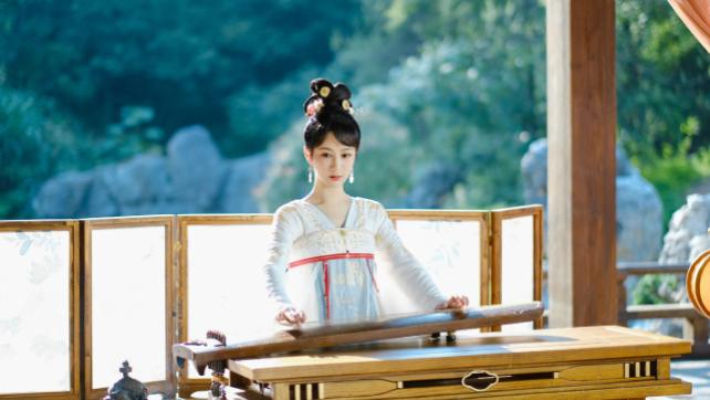杨紫|杨紫穿古装戏服轻抚长琴，风姿绰约美如仙女，皮肤白皙惹人爱