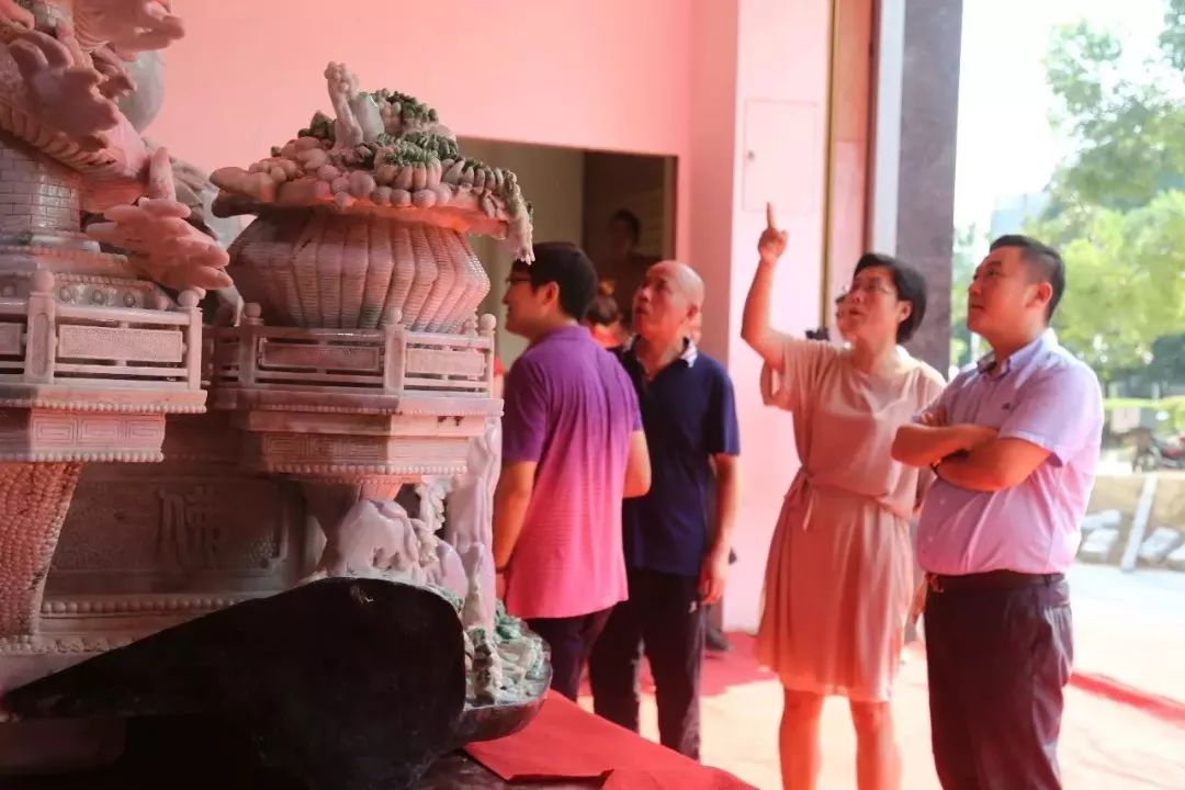 翡翠|土豪楼主请来镇楼之宝，里外包裹3层，全程保安押送，里面竟然是…