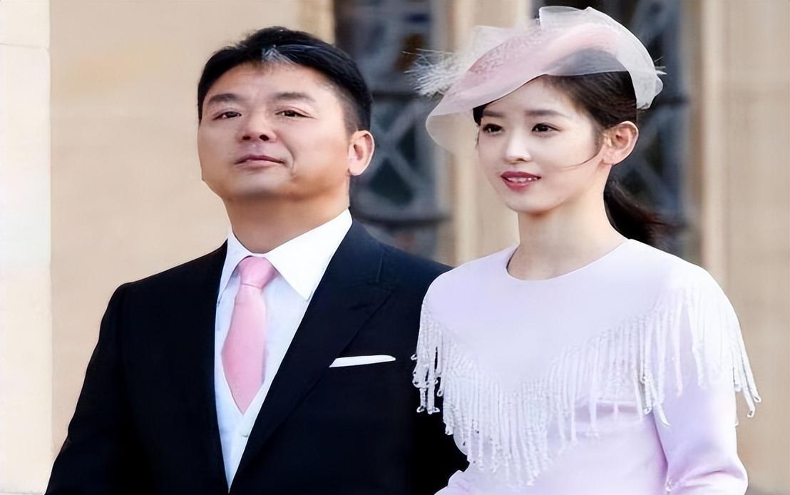 董洁|刘强东告别他的时代?回笼640亿携孕妻现身英国,祖宅半夜被泼漆