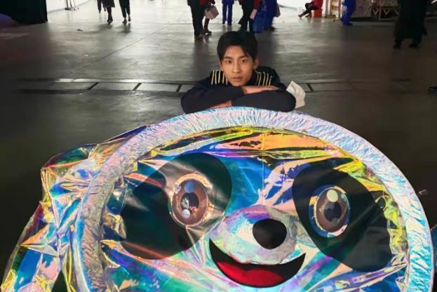 冰墩墩|冰墩墩扮演者露真容,真人帅气神似明星杨洋,网友却纷纷抨击他