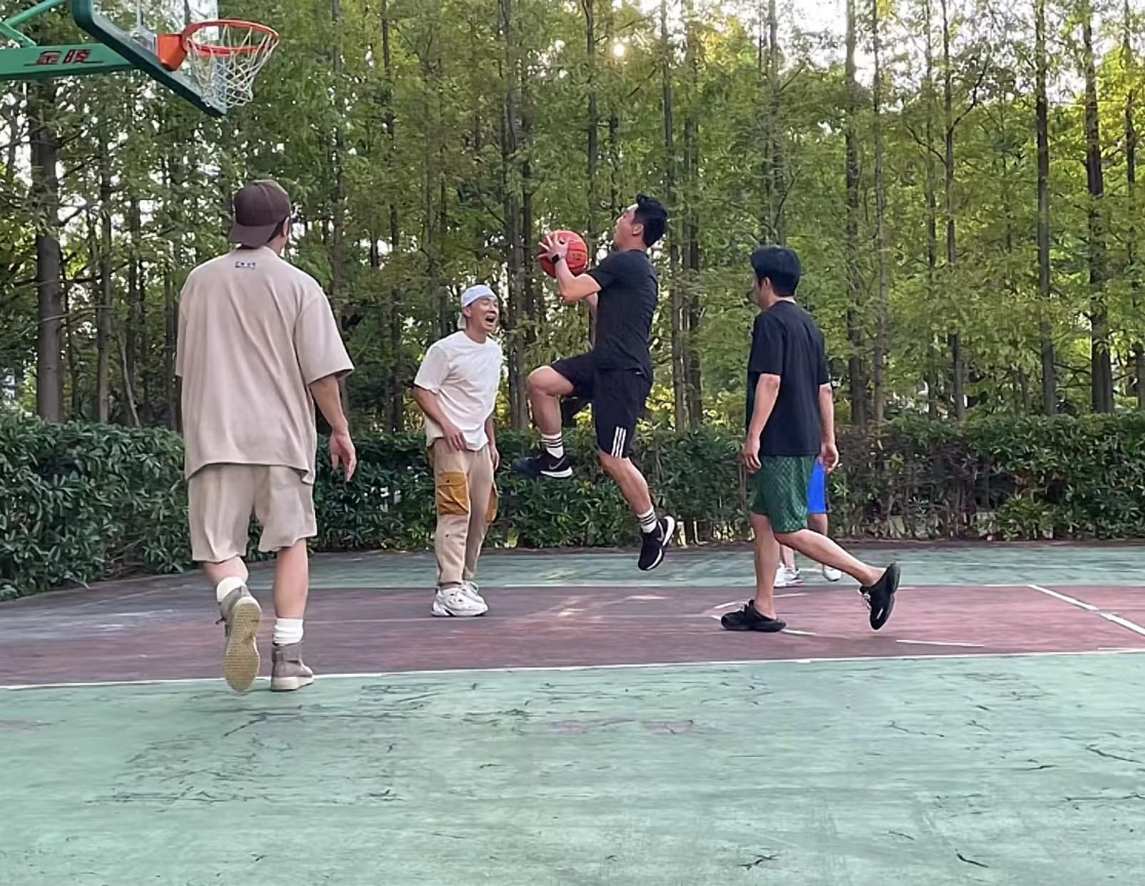 苗苗|苗苗产后3月带娃游泳!穿泳装肌肤雪白秀蝼蚁腰,1岁女儿似郑恺