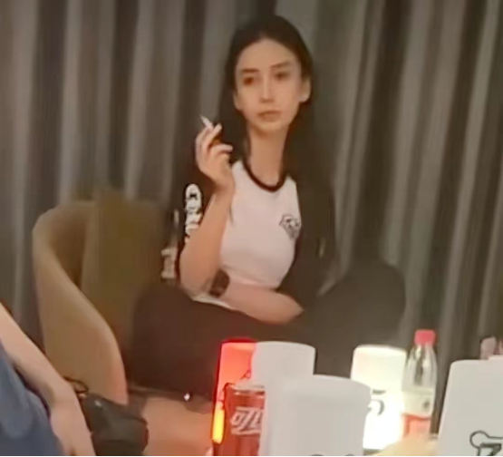 聚会|Baby交友不慎被出卖！私下聚会抽烟遭偷拍，吞云吐雾烟瘾大