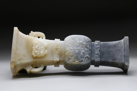 |回流 舊藏和田玉青花籽料“螭龙兽面纹方觚”.