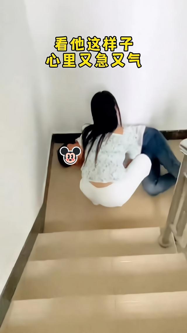 男子与妻子吵架后离家出走,彻夜未归,在楼梯间走廊睡了一夜