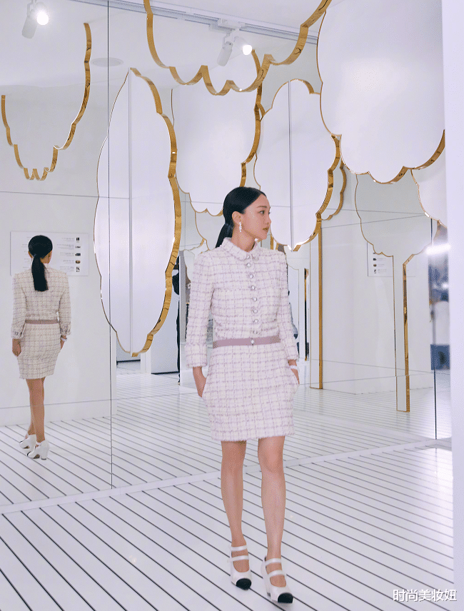 穿衣搭配|周迅又现简约高级穿搭，穿黑色polo衫配半身裙，满满的高级范