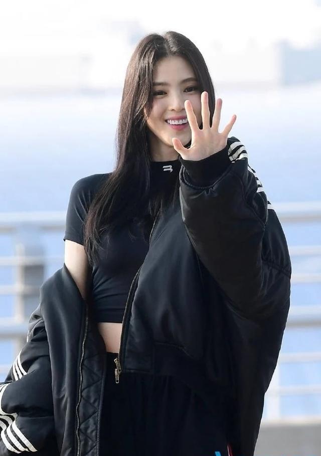 |暴瘦感消失!韩韶禧机场照曝帅气眉钉造型引热议,女神状态回归