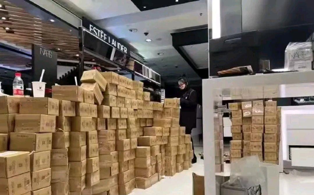 肖战|连深夜商场大屏都偏爱肖战,后面的身影是NARS销售在打包订单吗?