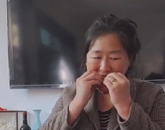 朱单伟|朱单伟晒出大衣嫂吃播视频，用手抓菜，引发了不少网友的热议