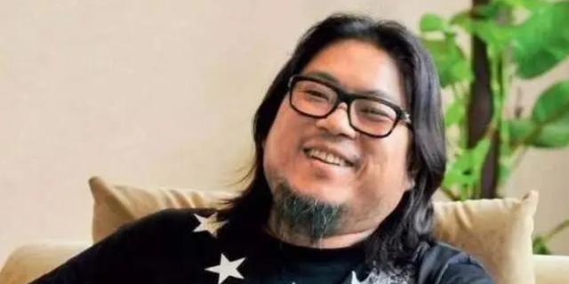 走进高晓松的家,室内墙壁都被书本塞满,不愧是被称为才子