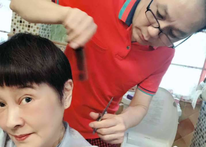 冯远征|冯远征：娶大8岁梁丹妮，婚后宠妻28年，如今年过半百满是遗憾