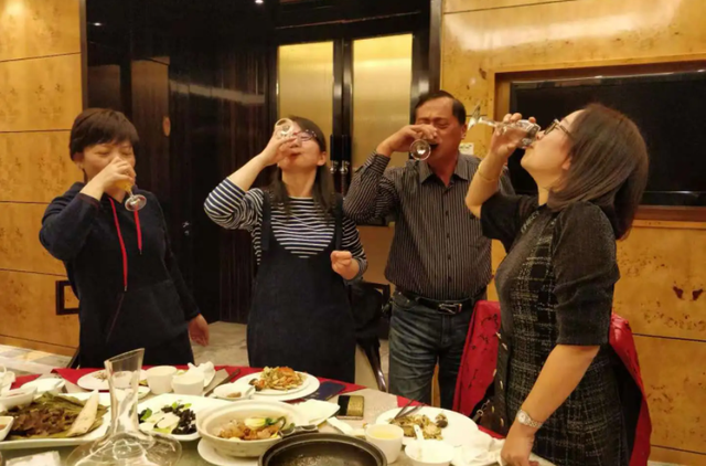 提醒中年人,请人喝酒,这3种酒一定别带上桌,花冤枉钱还没面子