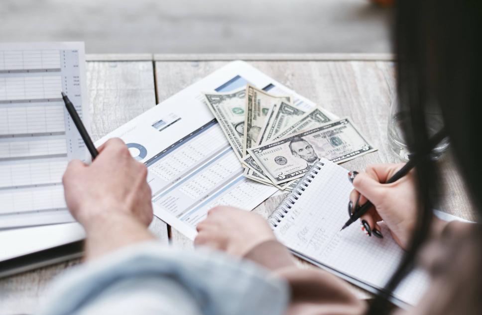 |2021年的社会平均工资八九千，为什么自己只有两三千？统计错了吗