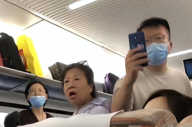 熊孩子在高铁叫嚷,乘客好心提醒反被回怼,家长:我控制不了他