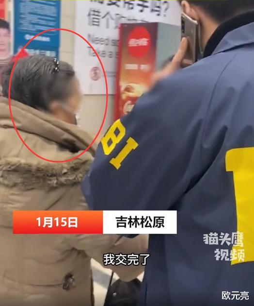 大妈买鱼不付钱就走，超市员工苦劝无果，现在老人都这么豪横吗？