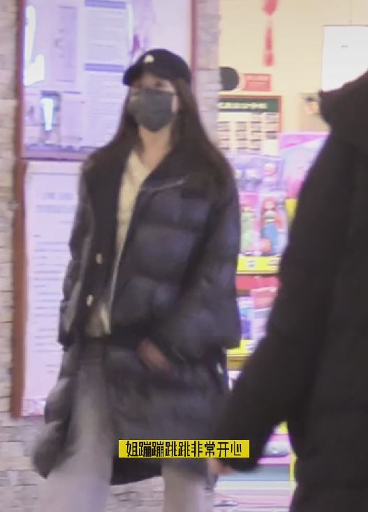张含韵|张含韵佟梦实一起逛超市，男方表情冷淡心不在焉，与张含韵零交流
