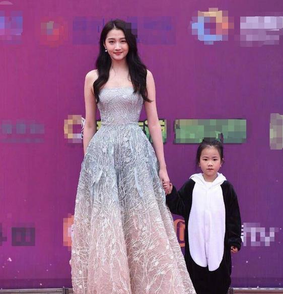 |紧身衣服没穿对多丢人？刘涛扣子崩开，柳岩特别土，金晨变小肚婆