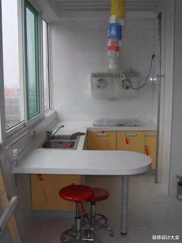 老婆嫌房子小，偷偷把阳台改成厨房，没想到邻居们却找上门讨说法！