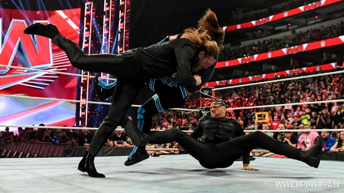 艾吉|WWE名人堂艾吉也带不动？猎魔射手达米安成最卑微的反派人物！