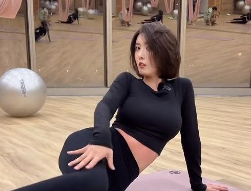 |聂小雨穿紧身衣上瑜伽课,累到摊在地上,网友:要流鼻血
