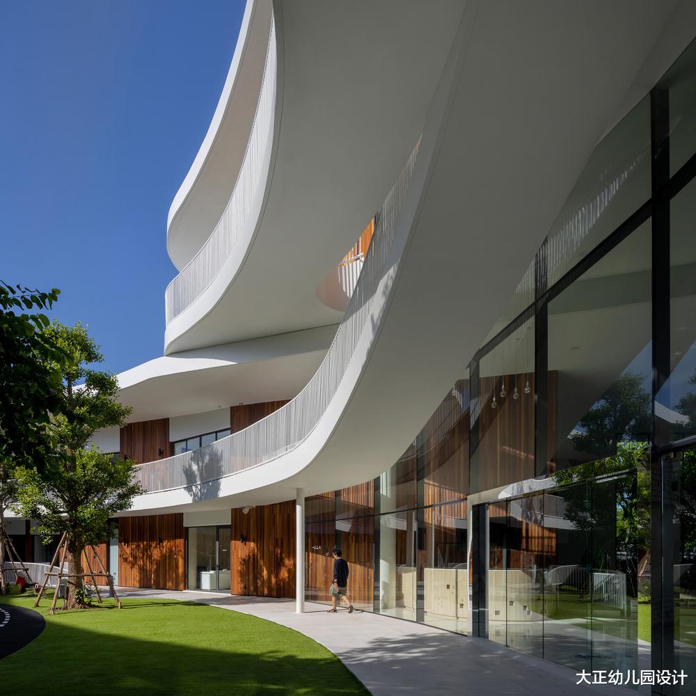 幼儿园设计案例分享:两个曲线幼儿园建筑,流动之美