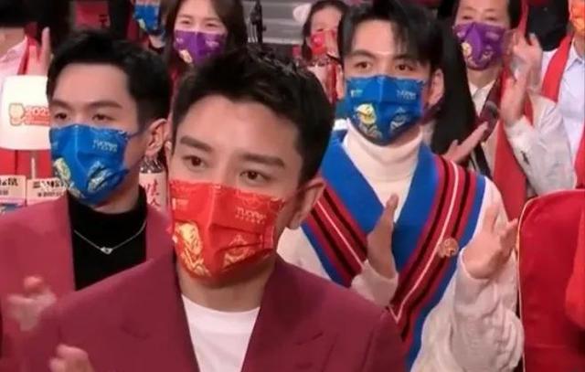 奇葩说|春晚明星搞笑瞬间：陈宝国隔口罩抠鼻子，张韶涵李荣浩大眼瞪小眼