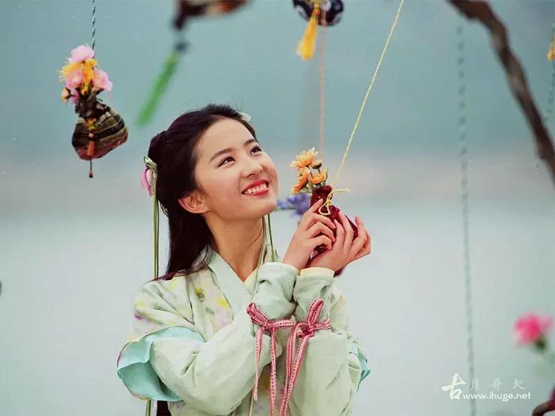 刘亦菲|母亲的“提线木偶”，从没为自己活过的刘亦菲，究竟还好吗？