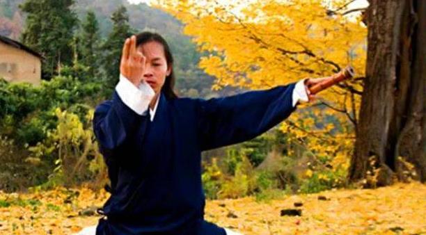 男子带女弟子隐居深山8年,与其结婚生孩子,如今过得怎样?