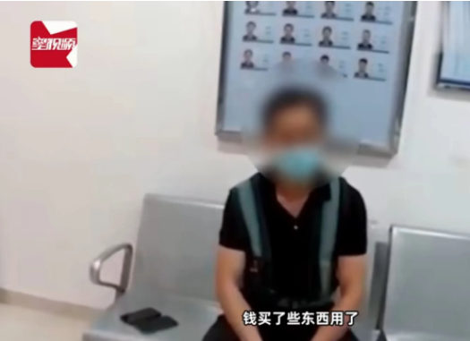 福建厦门,一男子和朋友喝完酒后,放了3万多元现金在车上