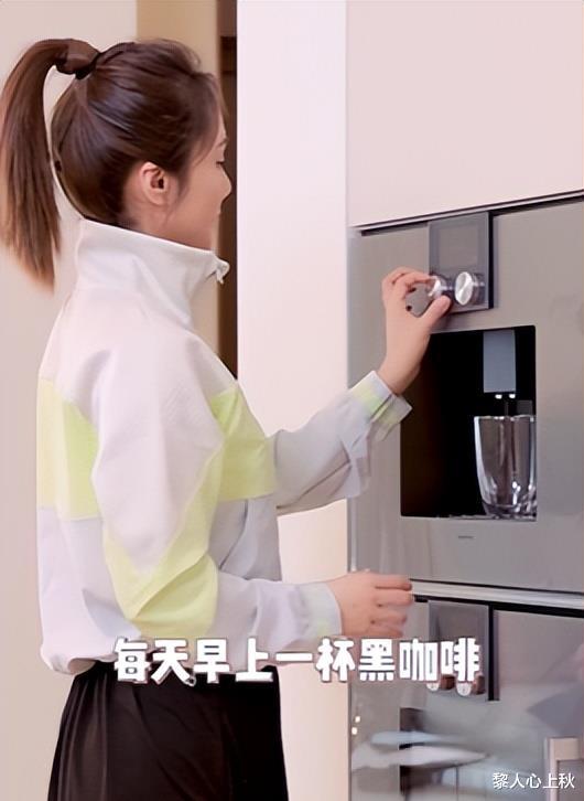 刘芸|40岁刘芸露大长腿热舞！摆臀扭腰姿势性感，大力甩头发丝飞扬