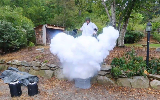 零下196℃的液氮到底有多可怕?与人接触后的变化让人惊讶