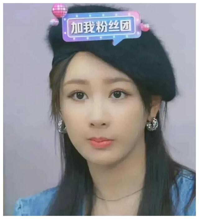 杨紫|杨紫开直播被吐槽脸胖、脖子粗、嘴唇厚,这就是明星开美颜的原因