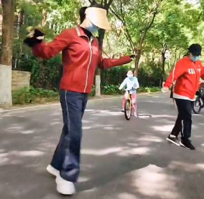 于文华|57岁于文华孤身去赶海！白皙大长腿紧致发光，踏浪玩泥沙太开心