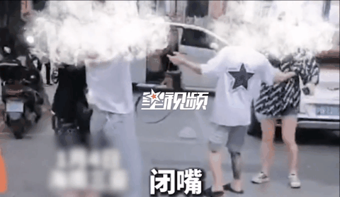 海南三亚，两名女子叫住了5名环卫工人，要求环卫工人去两名女子的烧烤店打扫卫生